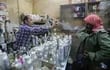 En una tienda del viejo Damasco, Mohamad al-Masri mezcla esencias en decenas de frascos, recreando para su clientela, empobrecida por la guerra y la crisis económica, los perfumes de lujo, fuera del alcance de cualquier bolsillo.