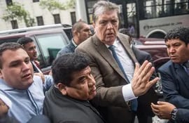 el-expresidente-peruano-alan-garcia-centro-quien-ayer-solicito-asilo-politico-al-embajador-uruguayo-en-lima--01537000000-1777762.jpg