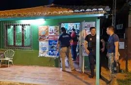 Personal del Departamento de Investigación de Misiones realizando levantamiento de datos del asalto en el comercio de la familia Aquino Bogado en Santa María.