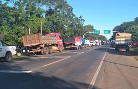 Los camioneros cerraron la ruta en Yaguarón.