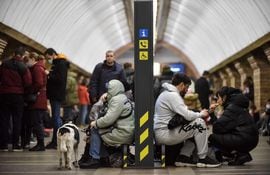 Ciudadanos ucranianos se refugian en la estación de metro de Kiev, tras la alarma de las sirenas antiaéreas.