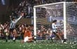 El argentino Mario Kempes (i) celebra su gol ante Países Bajos en la final del Mundial de 1978.