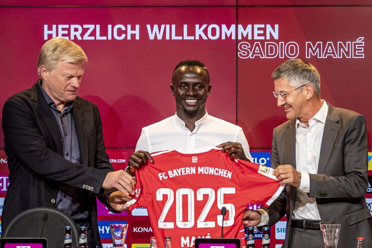 Sadio Mane exhibe la camiseta del Bayern Múnich junto a Oliver Kahn y Herbert Hainer, dirigentes del club alemán.