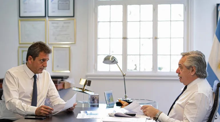 El presidente de Argentina, Alberto Fernández (d) y el ministro de Economía, Sergio Massa, conversan en Olivos, residencia presidencial, ubicada en Buenos Aires.  (AFP/(presidencia de Argentina)