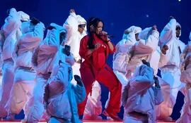 La cantante Rihanna durante su presentación en el Super Bowl. La artista aprovechó el show para revelar que está esperando a su segundo hijo.