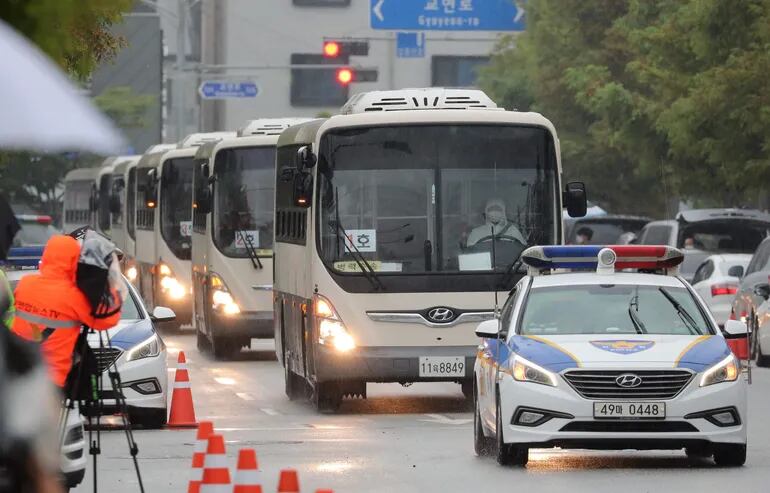 Buses circulan por Corea del Sur. La erradicación de la gasolina con plomo es un “hito”, anunció la ONU (EFE/EPA)
