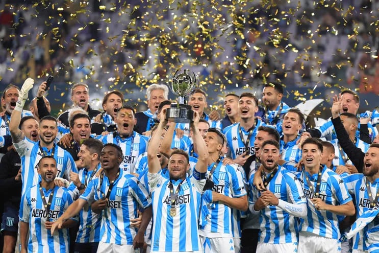El defensa argentino de Racing Club Ivan Pillud (C) lleva el trofeo después de ganar el partido de fútbol Supercopa Internacional 2022 entre Boca Juniors y Racing Club, en el estadio Hazza bin Zayed en Al-Ain el 20 de enero de 2023.