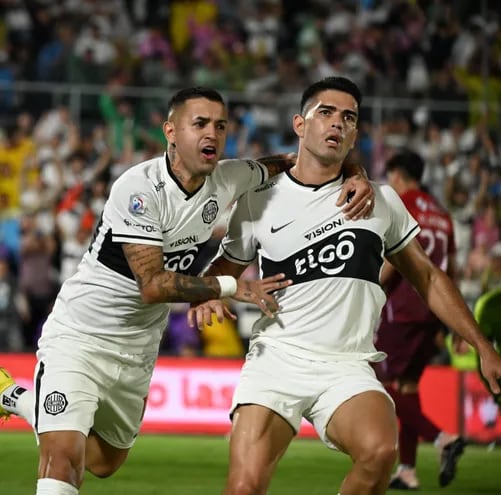 Derlis González (i) y Brian Montenegro (d), celebrando el gol del título.