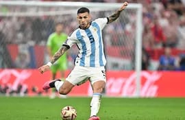 Lusail (Qatar), 13/12/2022.- Leandro Paredes of Argentina in action during the FIFA World Cup 2022 semi final between Argentina and Croatia at Lusail Stadium in Lusail, Qatar, 13 December 2022. (Mundial de Fútbol, Croacia, Estados Unidos, Catar) EFE/EPA/Noushad Thekkayil
