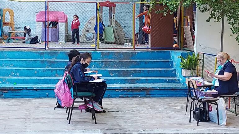 Niños de una institución educativa dan clases en el patio, por mal estado de las aulas.