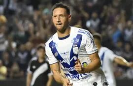 Julio “El Polaco” González, celebra tras marcar el segundo gol de Ameliano.