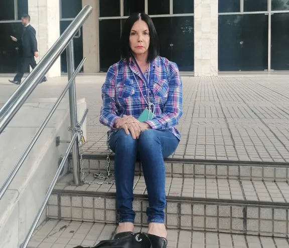 La madre de Belén Whittingslow, Mónica Castañe, se encadenó frente al Palacio de Justicia para exigir justicia por el caso de su hija, refugiada en otro país.
