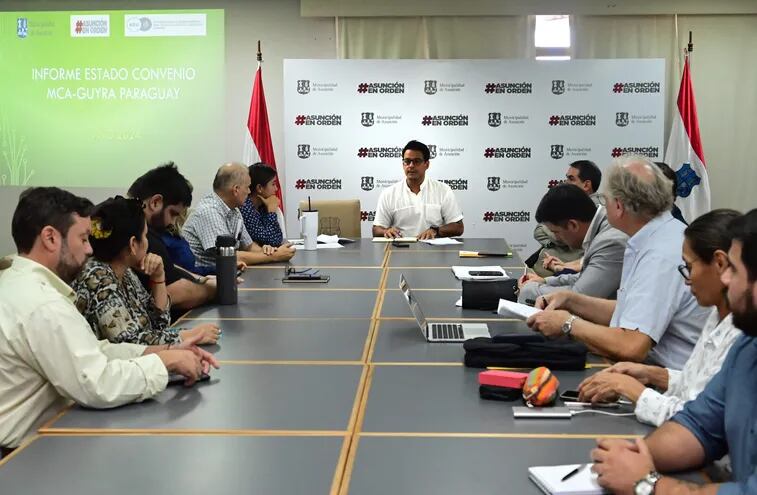 Nelson Mora (centro), jefe de Gabinete municipal, recibió a directivos de Guyra Paraguay en la Municipalidad de Asunción.