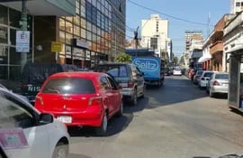 con-total-impunidad-los-automovilistas-estacionan-como-se-les-antoja-en-las-congestionadas-calles-del-microcentro--195819000000-1506551.jpg