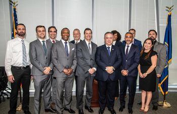Esteban Aquino (centro, con corbata azul), con autoridades de los EE.UU., ayer.