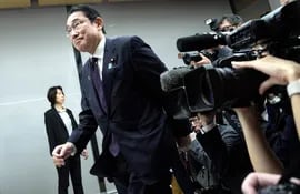 El primer ministro de Japón, Fumio Kishida (C) renuncia al aumento de su salario.
