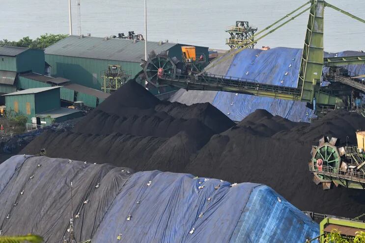 Un cargamento de carbón en un puerto en Goa, India.