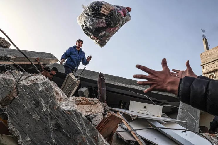 Decenas de civiles murieron este domingo en dos puntos de la Franja de Gaza cuando el Ejército israelí abrió fuego contra ellos mientras esperaban o transportaban ayuda humanitaria, en medio de una crisis de hambruna, informaron fuentes médicas y el Ministerio de Sanidad del enclave palestino.