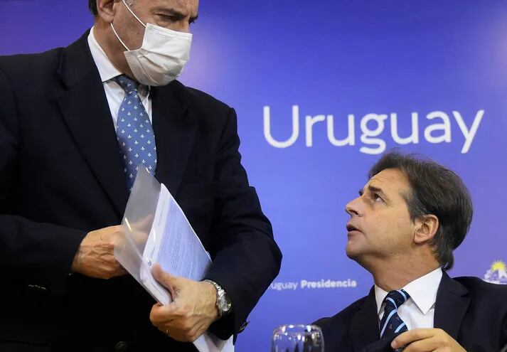 El presidente uruguayo, Luis Lacalle Pou conversa con el ministro de Salud, Daniel Salinas.