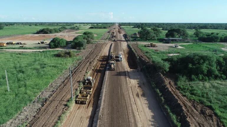 El trazado tiene una extensión de 188 kilómetros  y gira alrededor de la  cuenca lechera del Chaco Central. Los trabajos comenzaron en noviembre último.