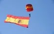 Un paracaidista español, con la bandera de España.
