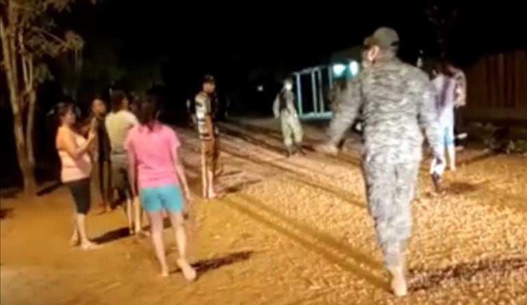 Un grupo de agentes llegó para intentar evitar que el hecho pase a mayores, ante la violencia de los nativos, según se informó.