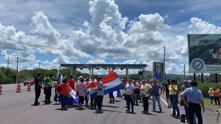 Pobladores de Ypacaraí exigen la colocación de un viaducto vehicular