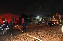 Los asesinatos múltiples se dieron en la madrugada de este viernes en el barrio San Miguel de Capiatá. Un policía asesinó a toda una familia, incluyendo sus hijos. En la foto, la casa que fue atacada por el agente.