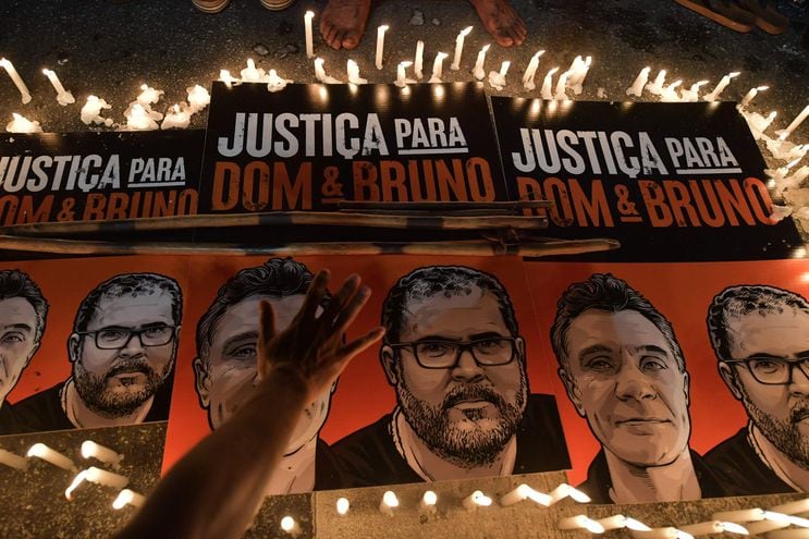 Indígenas brasileños protestan por la demarcación de tierras indígenas y por el asesinato del periodista británico Dom Phillips y del especialista en asuntos indígenas brasileño Bruno Pereira, en Sao Paulo, Brasil, el 23 de junio de 2022.