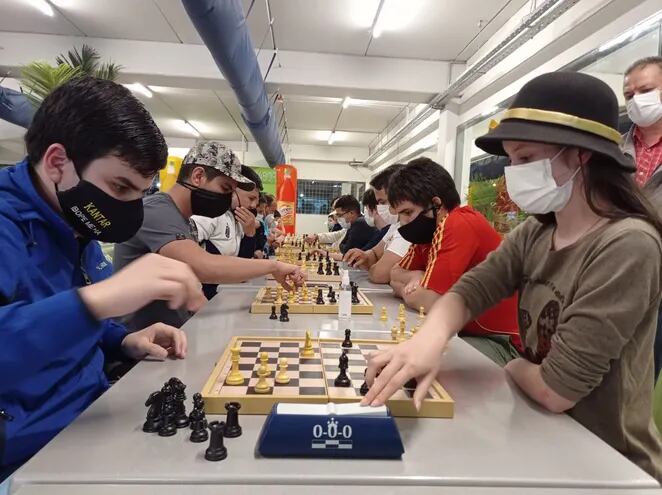 Disputa del Torneo Abierto de ajedrez del Soldevilla en el Pseo Estrella de la ciudad de Ferbando de la Mpra jugado el domingo.