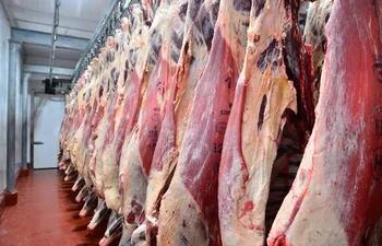 Carne bovina al gancho, en un frigorífico de Paraguay