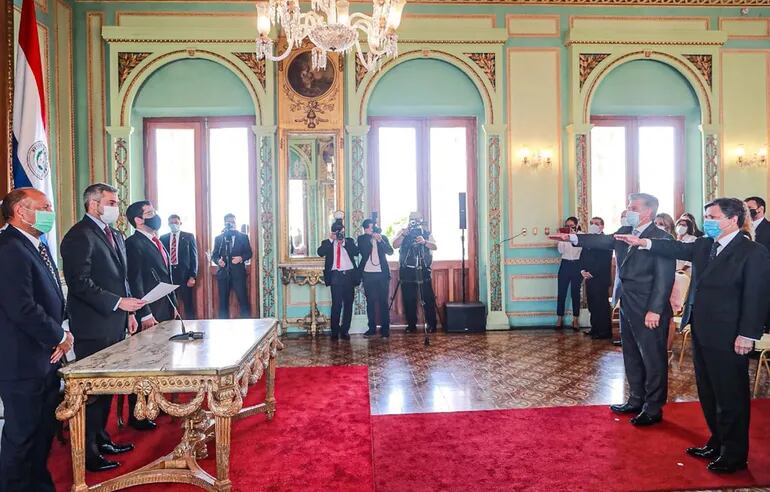 Los nuevos ministros Euclides Acevedo (RR.EE.) y Giuzzio (Interior) juran ante el Presidente.