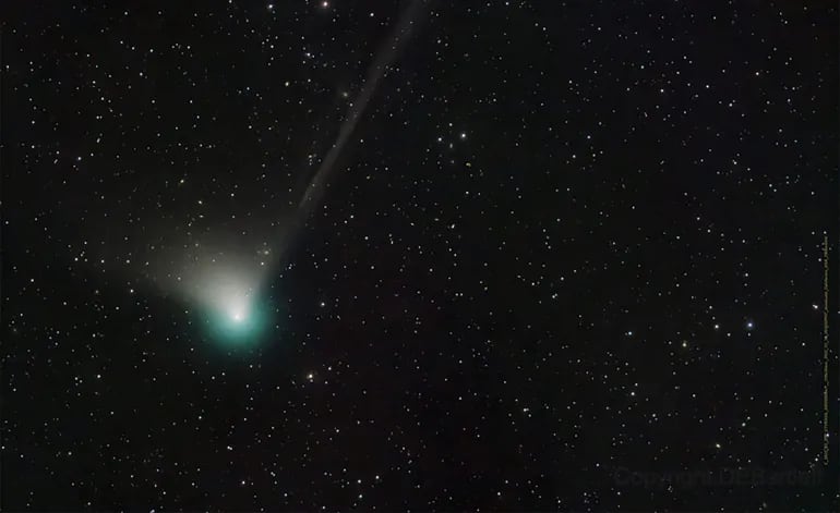 Esta imagen del folleto obtenida del sitio web de la NASA el 6 de enero de 2022 muestra el cometa C/2022 E3 (ZTF) que fue descubierto por los astrónomos utilizando la cámara de sondeo de campo amplio en la instalación transitoria de Zwicky.