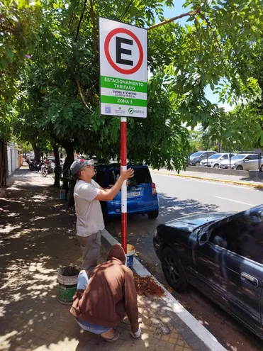 Nuevos carteles del estacionamiento tarifado pese a la suspensión del servicio.