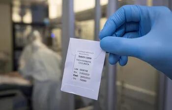Una enfermera de una unidad de cuidados intensivos (UCI), muestra una dosis de hidroxicloroquina, medicamento utilizado contra la malaria y propuesto al inicio de la pandemia frente al coronavirus, pero que ha sido "fuertemente" desaconsejado por expertos de la Organización Mundial de la Salud.