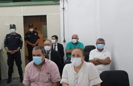 Óscar "Ñoño" Núñez (remera verde) y los demás acusados en la audiencia preliminar en el Juzgado de Villa Hayes.