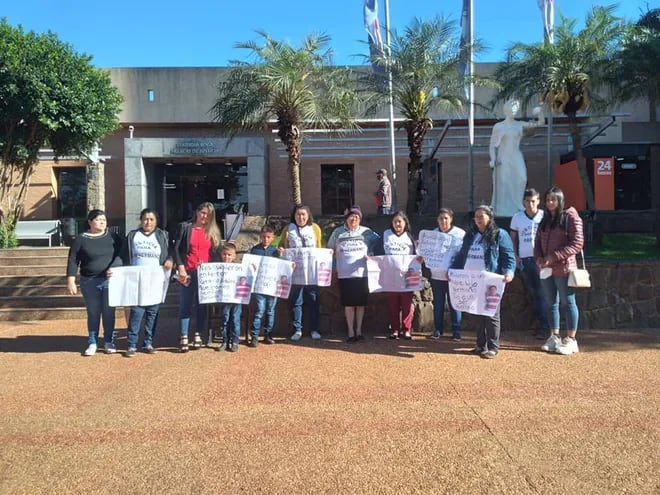 Los familiares se manifiestan frente al Palacio de Justicia de Caazapá.