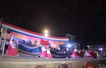 Estudiantes del colegio Virgen Poderosa realizaron una coreografía utilizando el poncho de lanilla que se confecciona en Carapeguá