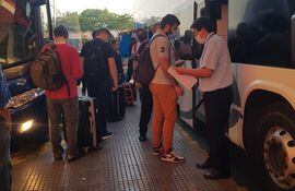 Cientos de pasajeros copan la Terminal de Ómnibus de Asunción