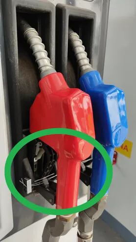 De esta manera, y con una cinta, son bloqueados los picos de expendio de combustible por técnicos de INTN si constatan irregularidades en el expendio, ya sea en calidad o cantidad de litros.
