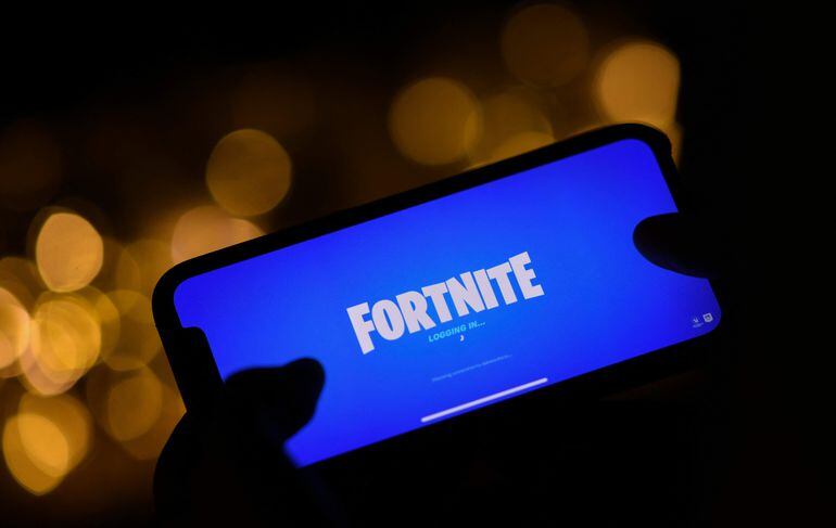 Una persona se loguea en el juego Fortnite en su teléfono celular.