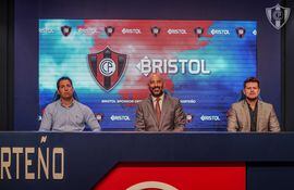 Eduardo Giménez, director de Bristol, Raúl Zapag, presidente de Cerro Porteño, y Diego Chamorro, gerente de Marketing.