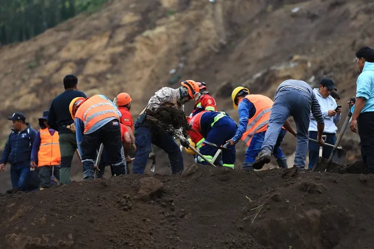 Pobladores y rescatistas buscan a víctimas de un alud en Alausí (Ecuador).