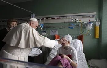 Una imagen proporcionada por los medios del Vaticano muestra al papa Francisco en el Hospital Pediátrico Bambino Gesu visitando la sala donde se encuentran los niños hospitalizados que llegaron de Ucrania en los últimos días, en Roma, Italia.