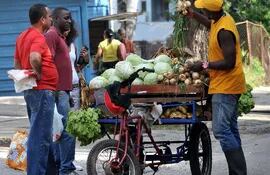vendedor-ambulante-de-vegetales-en-la-habana-archivo-215109000000-493098.jpg