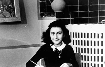 Ana Frank en su pupitre, en la escuela. Foto: Cordon Press.