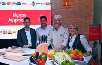 Mario Goia, Carlos Ortellado, el chef Peta Rüger y Patricia Chapp en el lanzamiento de “Cuchillos para convertirte en Chef”.