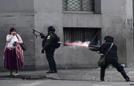 Policías disparan granadas de gas lacrimógeno en un enfrentamiento con partidarios del expresidente Evo Morales en La Paz, en noviembre.