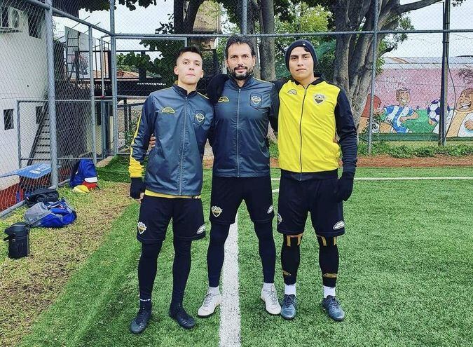 Luis Antonio Vidal (48 años), presidente del líder del circuito de la Divisional B, Deportivo Recoleta, con sus hijos Rocco Sebastián (20) y Thiago Constantín (19).