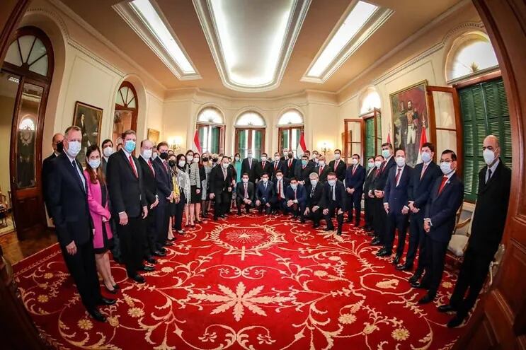 El presidente Mario Abdo Benítez junto con todo su Gabinete durante la conmemoración de los tres años de gobierno.